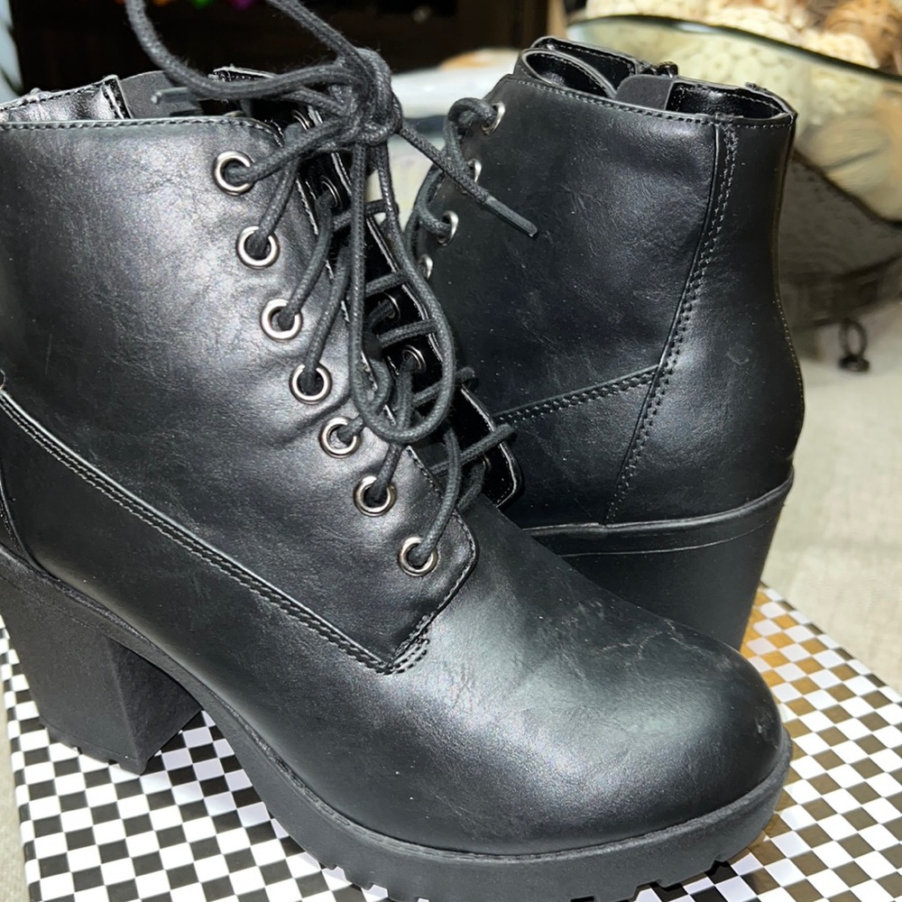 Black Soda pre-owned 6.5 heeled ankle boot. Good condition